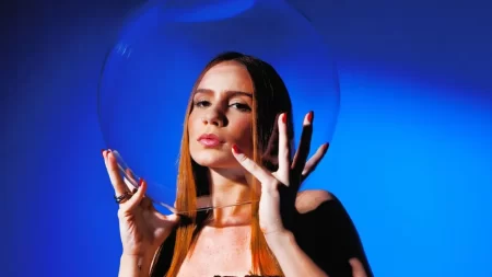 ENTREVISTA: Carol Biazin conta planos para 2023 e fala sobre seu novo single “FICA PRO CAFÉ”