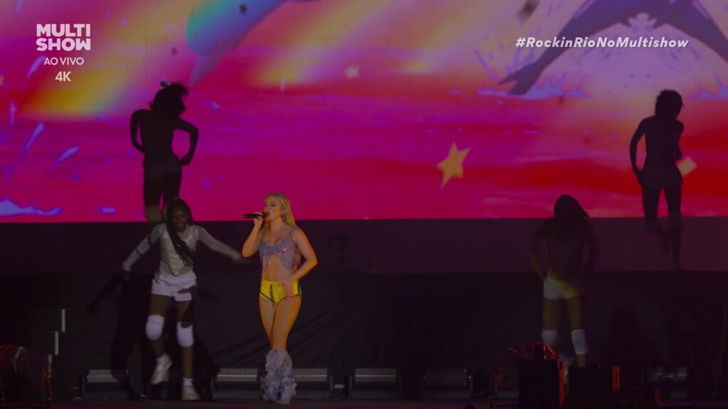 Golfinhos durante a performance de "Symphony" no show da Zara Larsson (Foto: Reprodução)