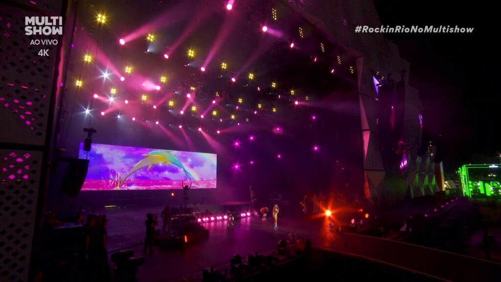 Golfinhos durante a performance de "Symphony" no show da Zara Larsson (Foto: Reprodução)