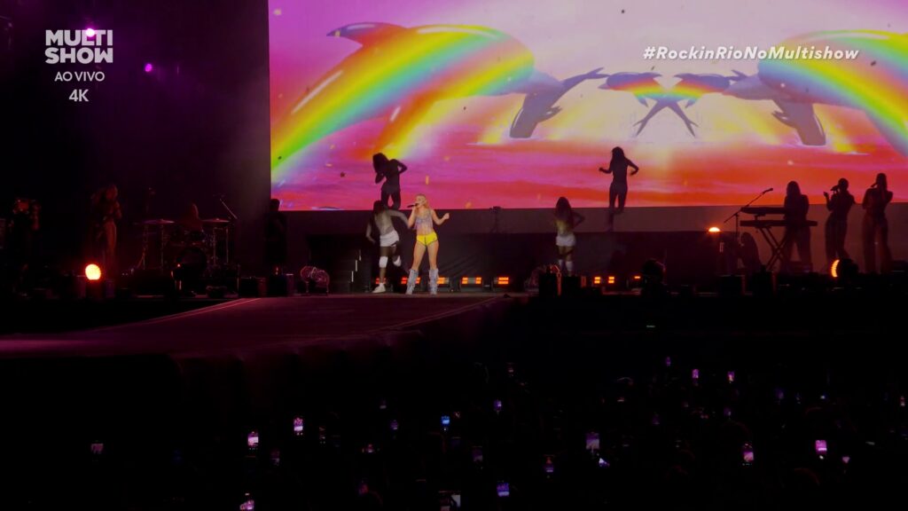 Golfinhos durante a performance de "Symphony" no show da Zara Larsson (Foto: Reprodução)