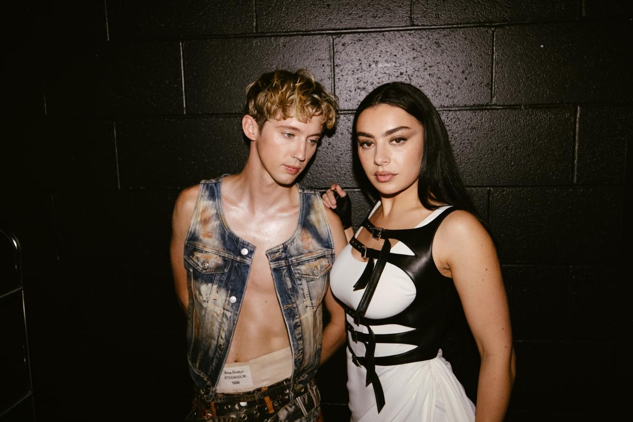 Troye Sivan e Charli xcx (Foto: Reprodução)