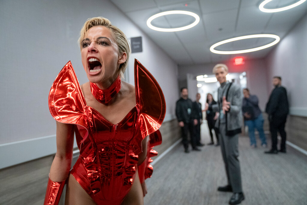 Naomi Scott em “Sorria 2,” sobre uma estrela pop problemática. (Crédito: Barbara Nitke/Paramount Pictures, via Associated Press.)