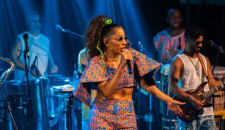 Márcia Castro empresta sua voz ao jingle de Carnaval da Bombril, que aposta em brilho, axé e muita festa