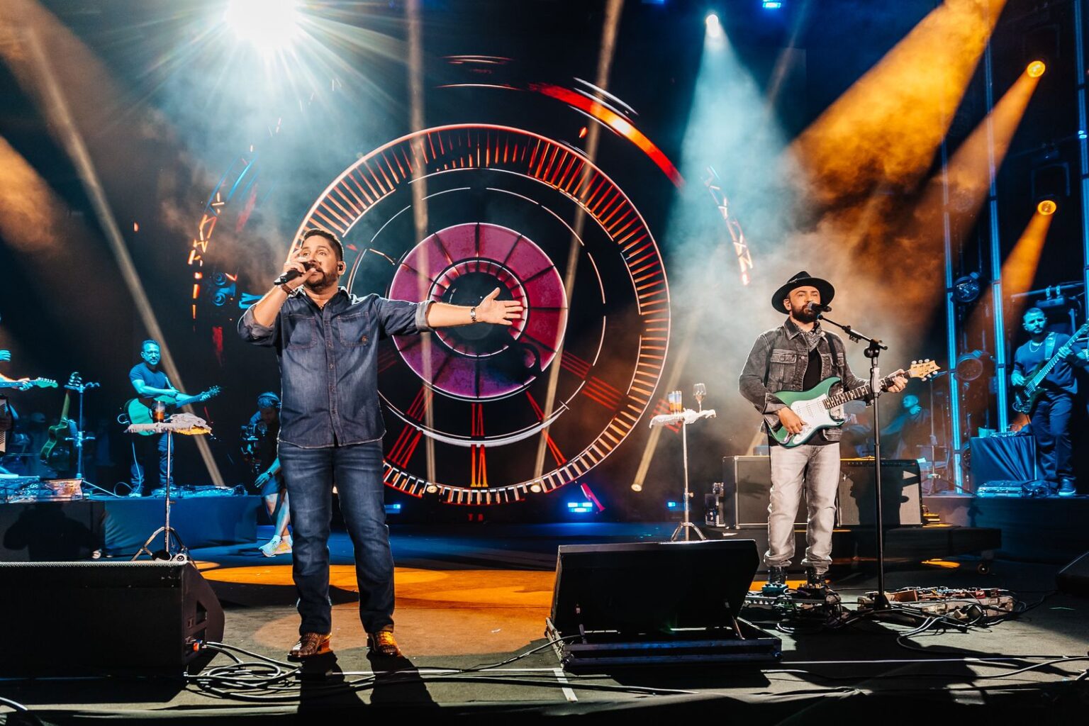 Jorge e Mateus estreiam turnê de 20 anos com show lotado em SP e chuva ...