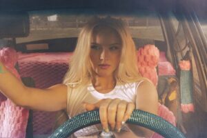 Zara Larsson no clipe de "Pretty Ugly" (Foto: Julian Buchan)