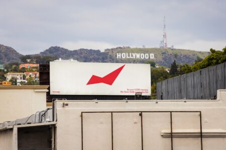 Budweiser transforma seu logo em balão de fala e “invade” cartazes de filmes para mostrar que é a cerveja mais pedida de Hollywood