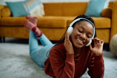Mercado da música no Brasil movimenta R$ 116 bi em 2024, mas artistas recebem menos de 1% via streaming