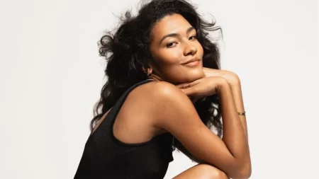 Olivia Dean: a nova voz britânica que desponta como favorita ao Grammy de Artista Revelação
