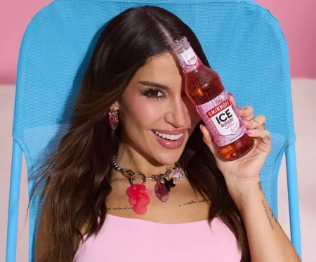 Smirnoff Ice aposta na framboesa e convoca Bianca Andrade para liderar a “onda rosa” do verão