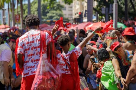 iFood colore o Carnaval 2026 com brindes, experiências e ativações em SP, RJ e Salvador
