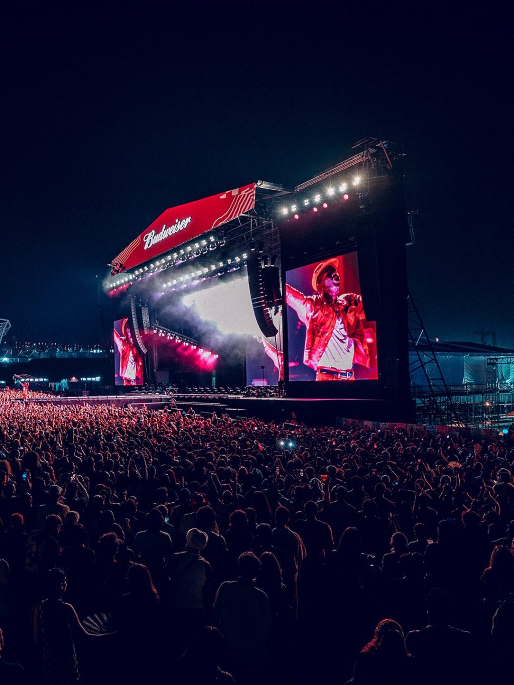 Lollapalooza 2026: Assista aos melhores momentos dos shows de Sabrina Carpenter, Doechii, KATSEYE, Addison Rae e muito mais
