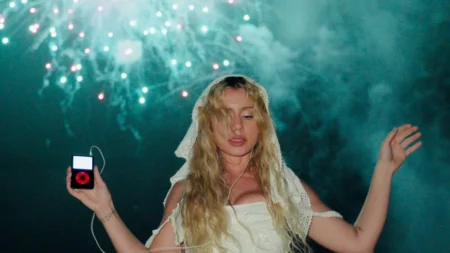 Slayyyter lança “WOR$T GIRL IN AMERICA” e anuncia shows no Brasil em outubro