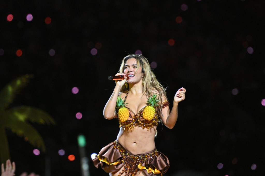 Primeira latina a ser headliner no Coachella, Karol G comenta pressão para não se posicionar contra o ICE
