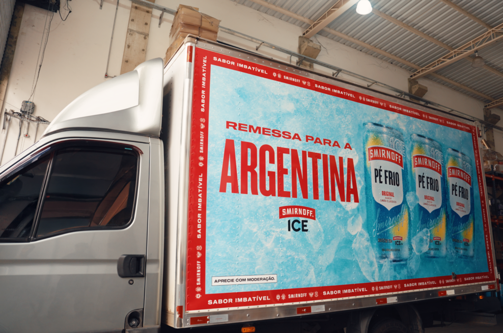 Smirnoff Ice lança edição “Pé Frio” e despacha o azar para a Argentina em campanha com Fábio Porchat