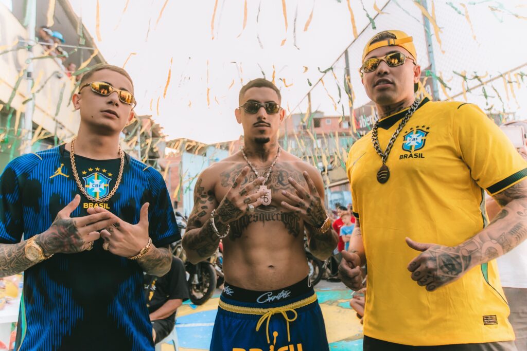 MC PH, MC Hariel e MC Marks lançam “BRASIL”, funk com clima de torcida e identidade popular