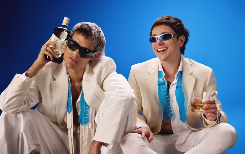 Ballantine’s e COLORSxSTUDIOS firmam parceria global focada em autenticidade musical com CA7RIEL & Paco Amoroso