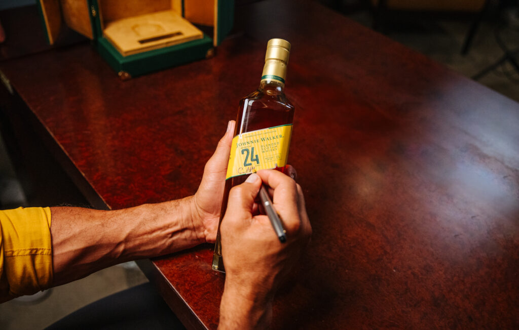 Johnnie Walker e Cafu leiloam experiências com whisky de 24 anos em ação beneficente para a CUFA