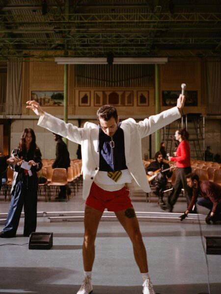 Harry Styles dança muito em novo clipe da era “Kiss All The Time. Disco, Occasionally”; assista
