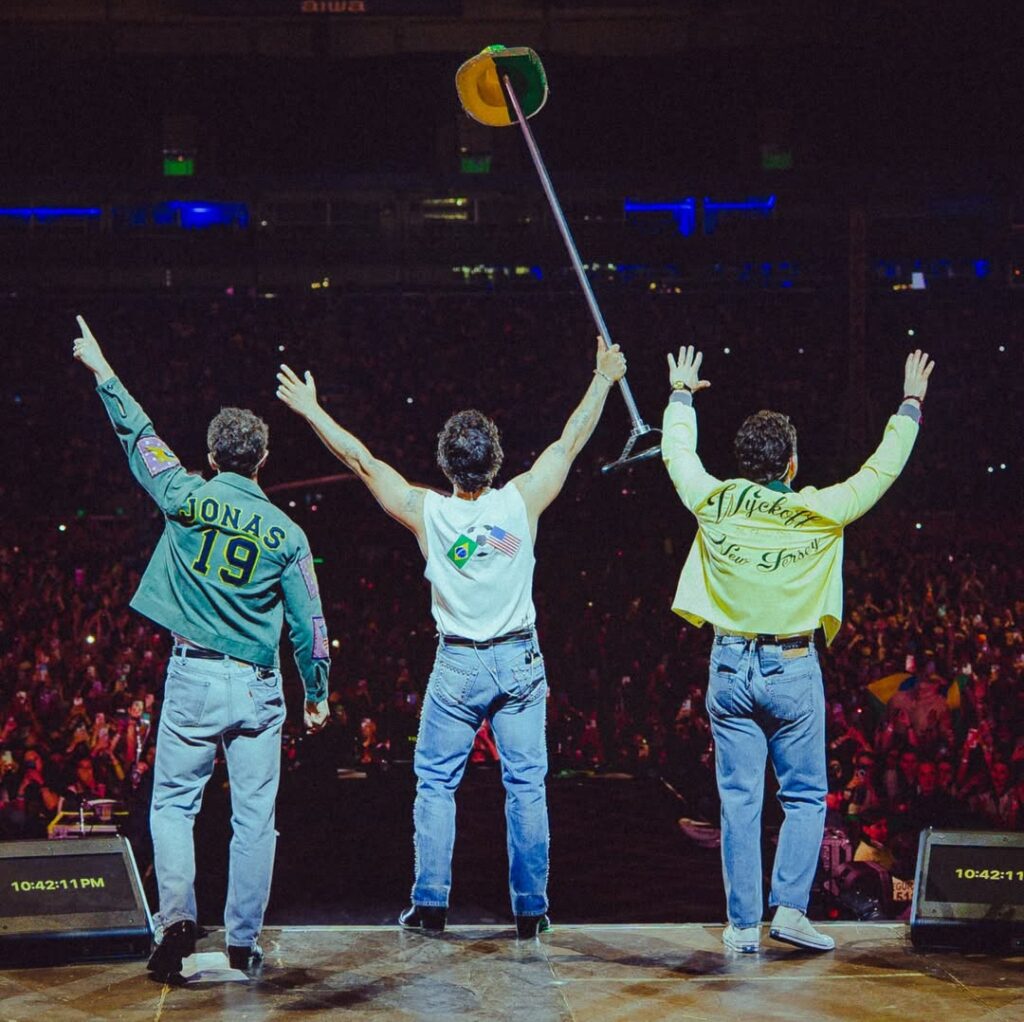 Jonas Brothers arrebatam fãs em SP com sessão nostálgica e participações de Vanessa da Mata e Luísa Sonza
