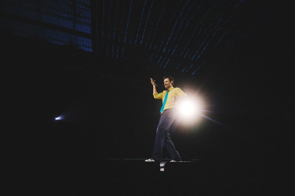 Após reclamações de fãs, equipe de Harry Styles planeja fazer ajustes em palco de nova turnê