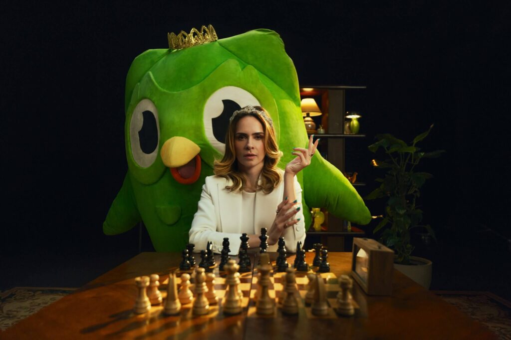 Duolingo convida Ana Paula Renault para campanha de xadrez e celebra o Brasil como quarto país com mais alunos no curso