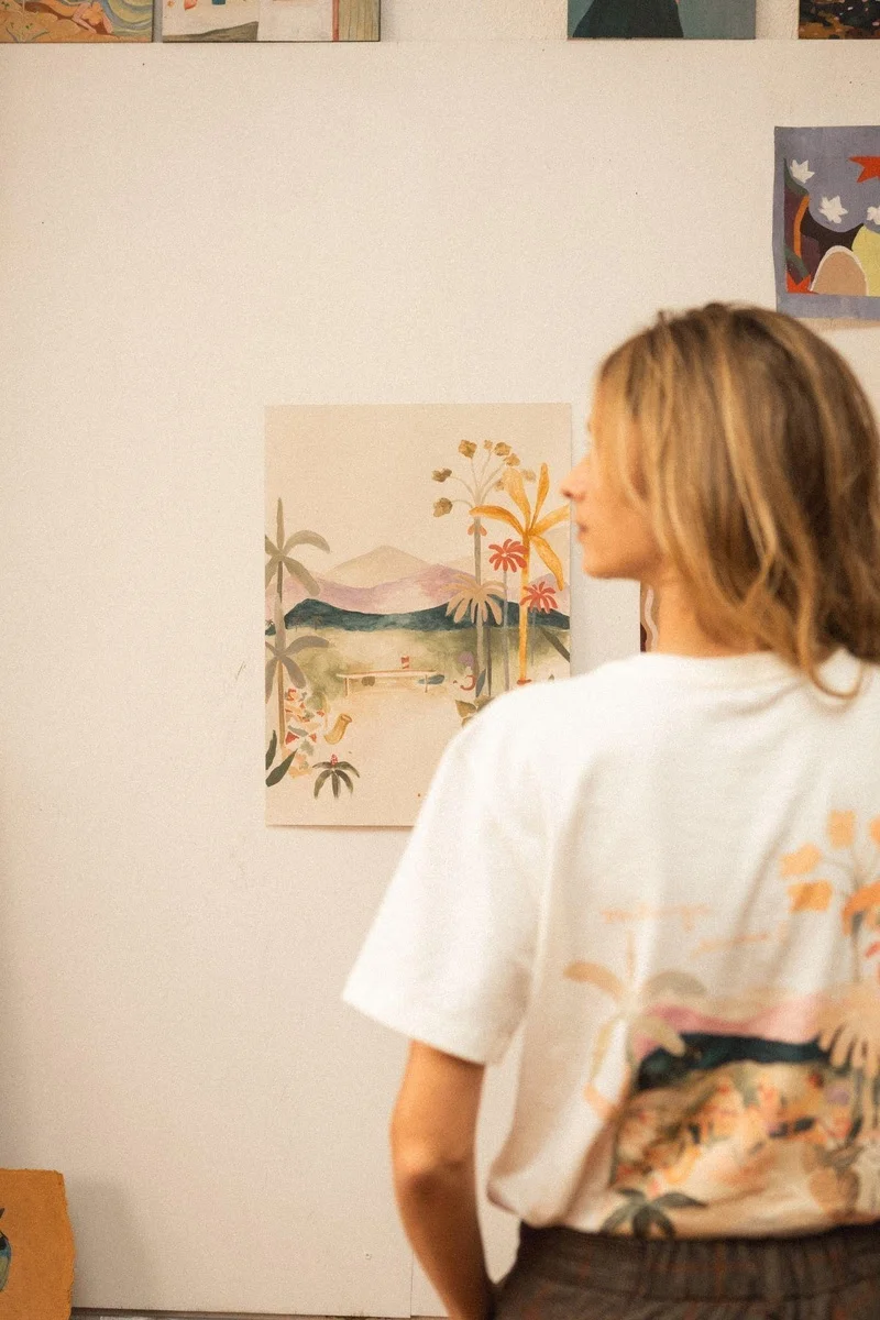 Botanikafé e Baer-Mate lançam collab “Natureza Surreal” com camiseta exclusiva ilustrada por Jade Marangolo