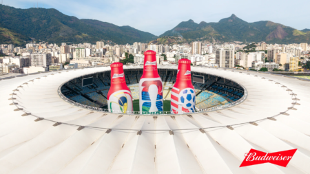 Budweiser transforma o Maracanã em um balde de cerveja gigante e bate recorde do Guinness