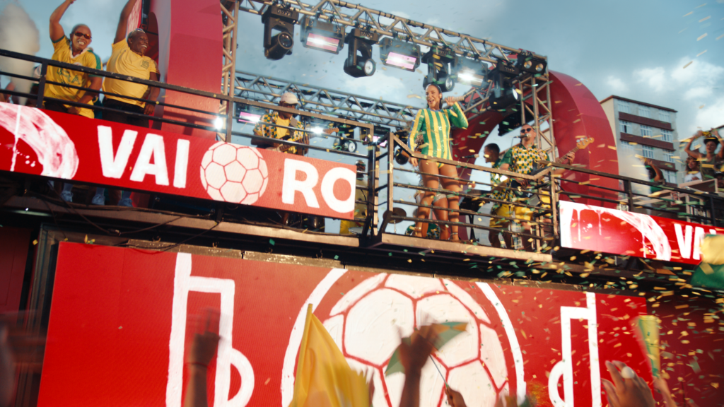Bradesco e Ivete Sangalo resgatam “Festa” em campanha que revive a emoção do pentacampeonato brasileiro