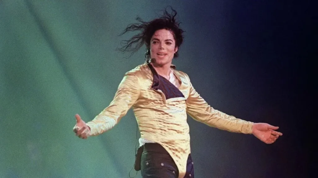 Michael Jackson volta ao topo das paradas no Reino Unido após sucesso de filme