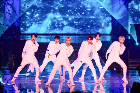 Samsung TV Plus passa a transmitir shows mensais de K-pop da SM Entertainment de graça nas Smart TVs
