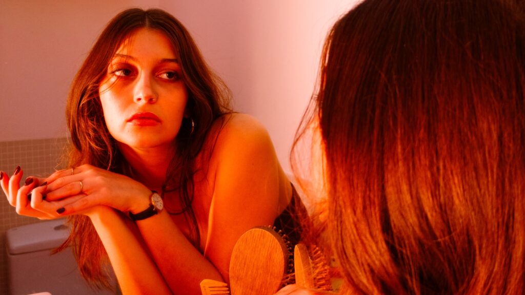 Luiza Aires encontra beleza na simplicidade e consolida sua identidade com “Perfume caro”