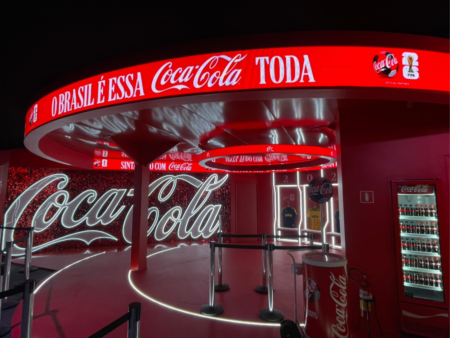 Coca-Cola é patrocinadora master da Casa CazéTV e leva ativações para São Paulo e Rio durante a Copa