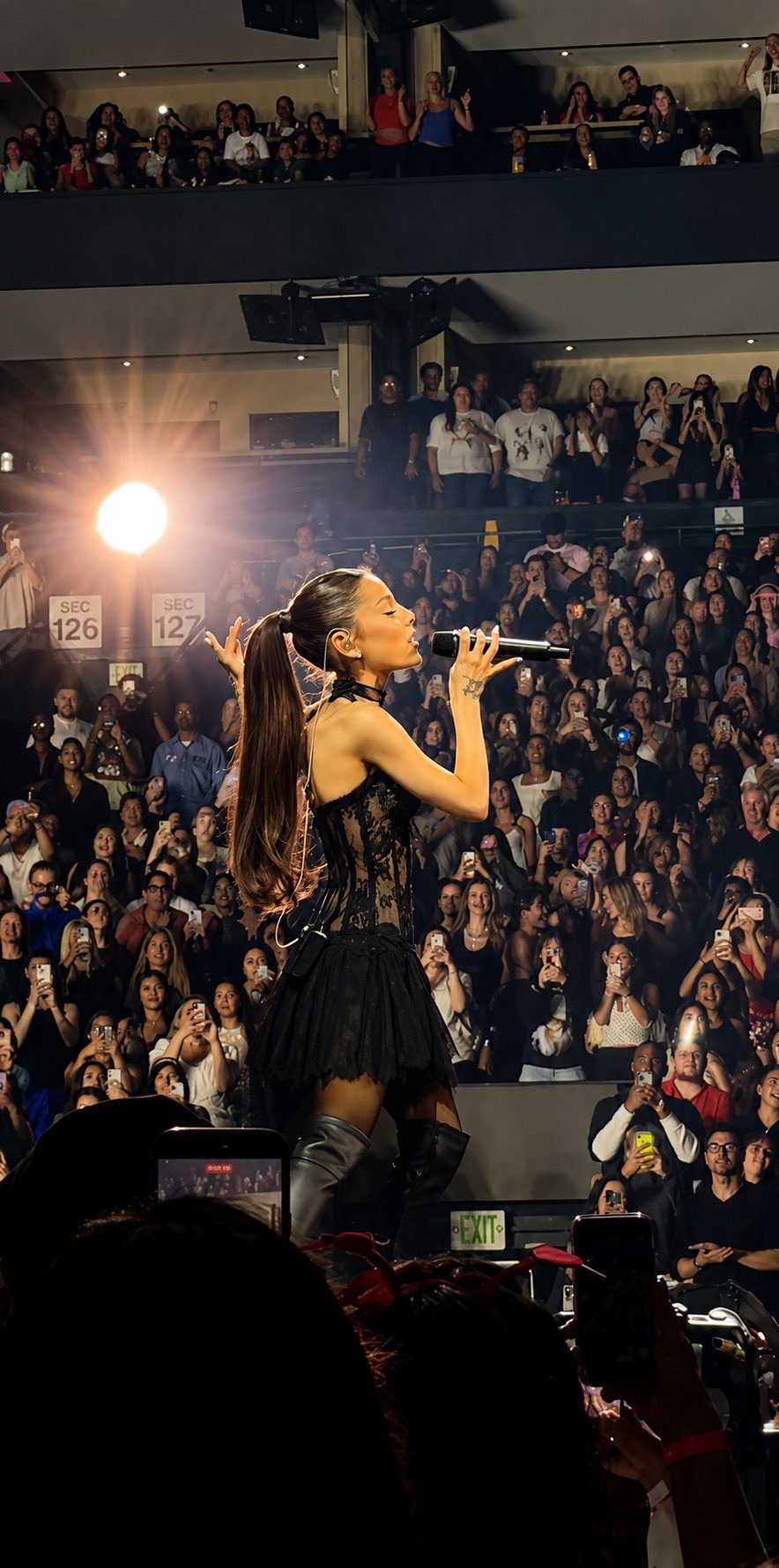 Ariana Grande começa turnê dedicada ao álbum “eternal sunshine”; veja setlist completa