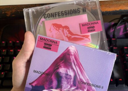 Madonna reacende debate sobre mídias físicas no Brasil após sucesso de “Confessions II”