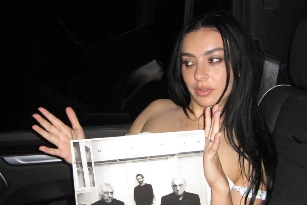 Charli xcx (Foto: Reprodução/X)