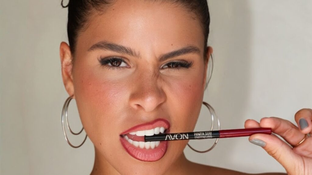 No mês do Batom, Priscila Evellyn mostra quais produtos fazem parte da sua nécessaire