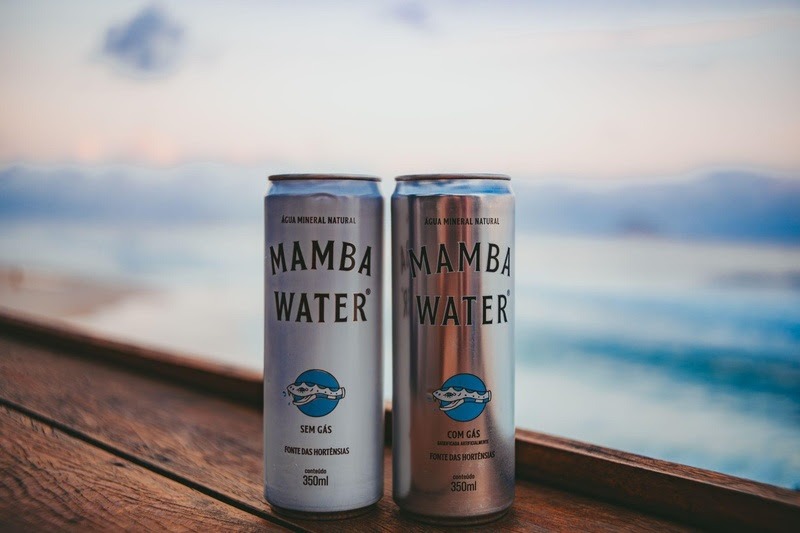 Mamba Water troca garrafas plásticas por latas de alumínio nas praias do Rio