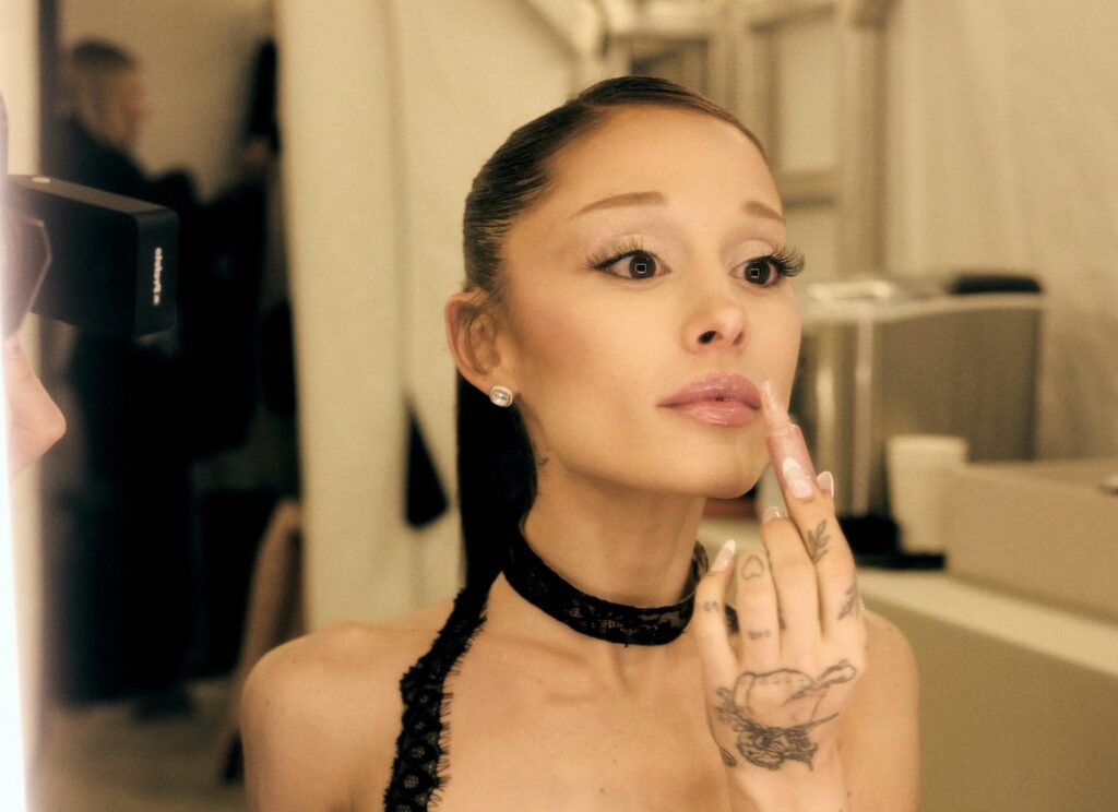 Ariana Grande pode ou não estar enfrentando dificuldades: como podemos falar disso sem julgamentos Foto: Reprodução/@rembeauty