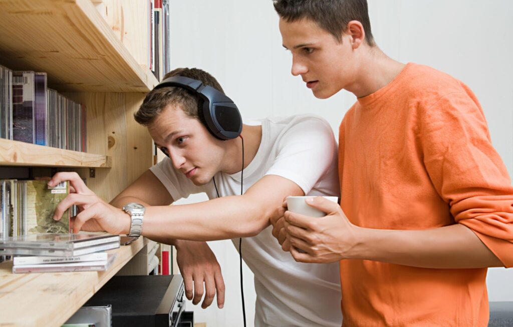 CDs voltam a ganhar espaço entre os jovens, com procura por aparelhos em alta Foto: Reprodução/Getty Images