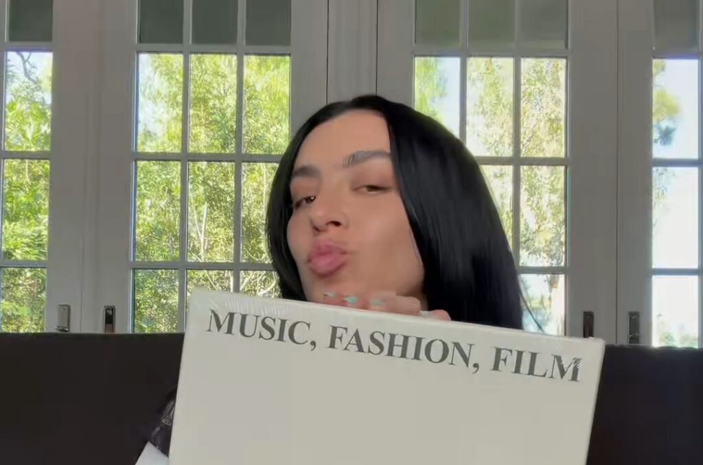 Trocando o disco: por que os álbuns de vinil estão ficando tão diferentes das versões digitais Charli xcx (Foto: Reprodução/X)
