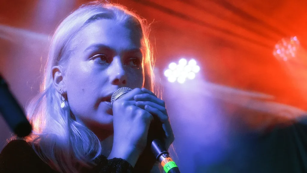Saiba como funcionam os shows sem celulares de Phoebe Bridgers, Jack White e outros artistas Phoebe Bridgers / WikiCommons