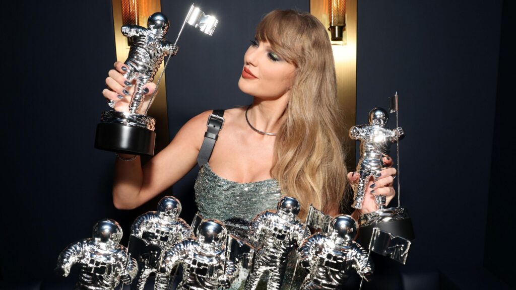 Taylor Swift ganha prêmio inédito e quebra recorde no VMA 2026 Foto: Reprodução