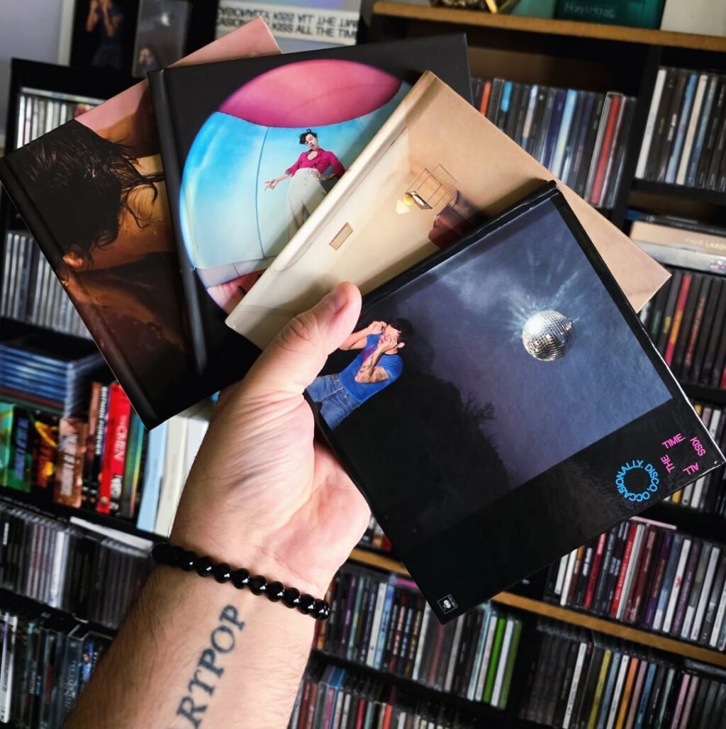 Venda de CDs cresce mais de 50% nos EUA no primeiro semestre de 2026; veja os artistas que se destacaram CDs (Foto: Reprodução/Instagram)
