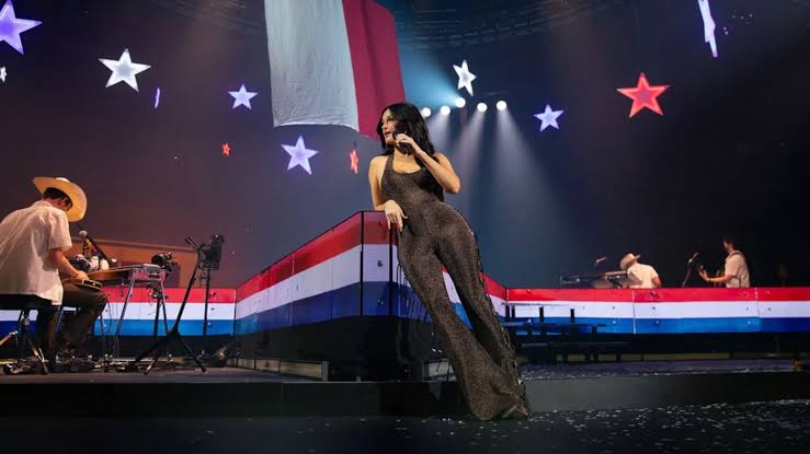 Palco pega fogo em show de Kacey Musgraves; veja reação da cantora Kacey Musgraves (Foto: Reprodução/X)