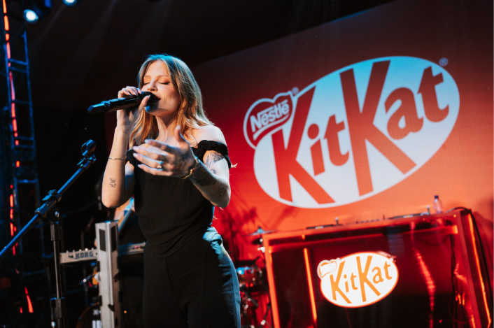 KitKat reúne Luísa Sonza e DENNIS em show inédito no Museu de Arte do Rio antes do Rock in Rio