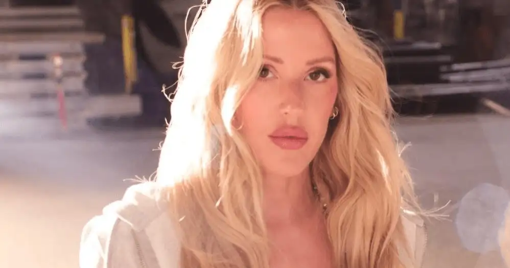 CRÍTICA | Ellie Goulding troca o dance pop por um disco mais íntimo em “I Know Too Much”