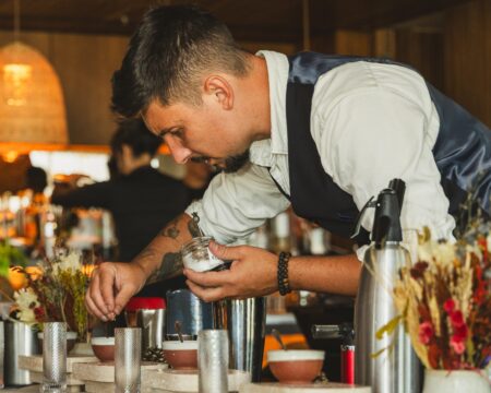 Michell Agues representa o Brasil na final global do World Class 2026, maior competição de coquetelaria do mundo