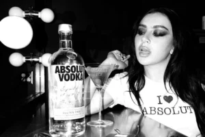 Absolut aposta no caos criativo de Charli XCX em parceria global