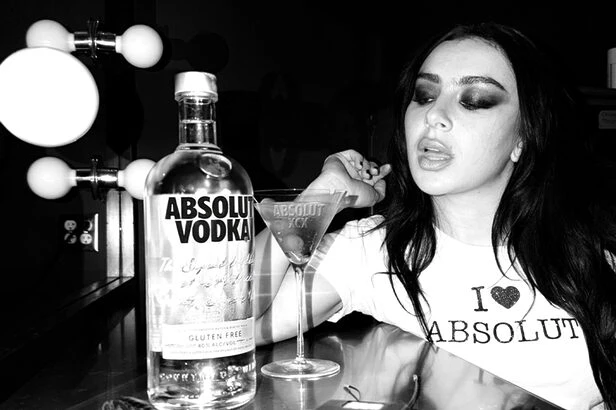 Absolut aposta no caos criativo de Charli XCX em parceria global
