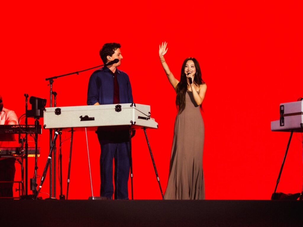 Charlie Puth convida Nayeon, do TWICE, para cantar “We Don’t Talk Anymore” em show; veja o vídeo Charlie Puth e Nayeon (Foto: Reprodução/X)